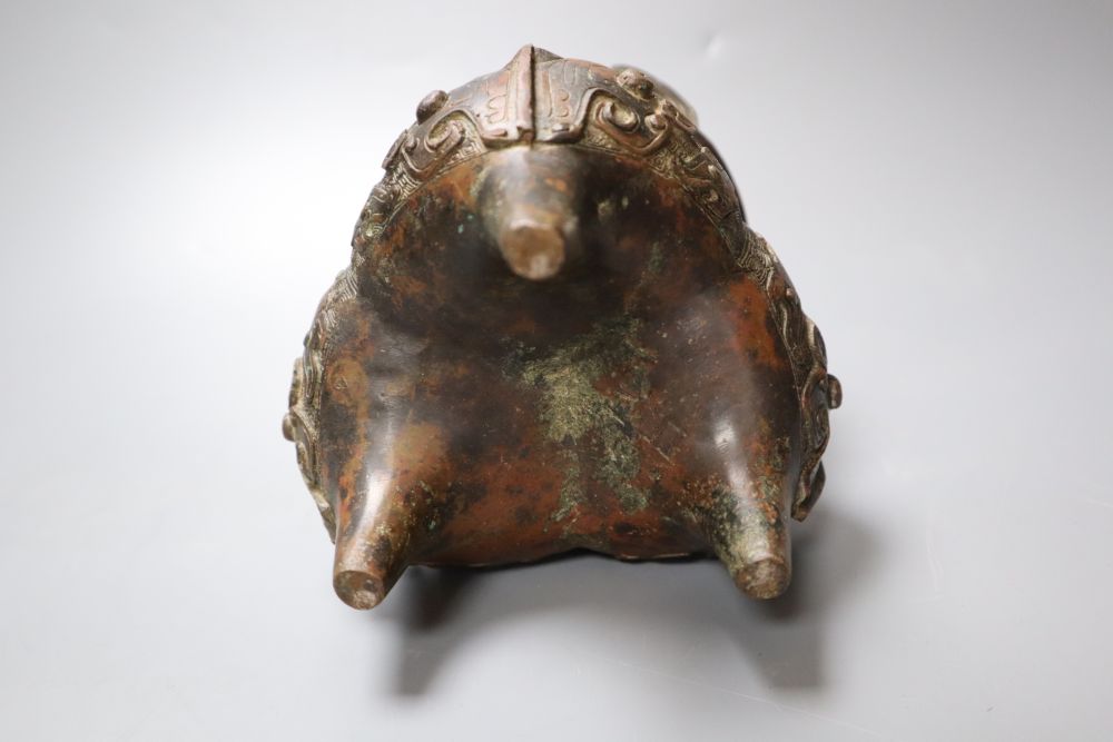 A Chinese archaistic bronze tripod vessel, 16cm